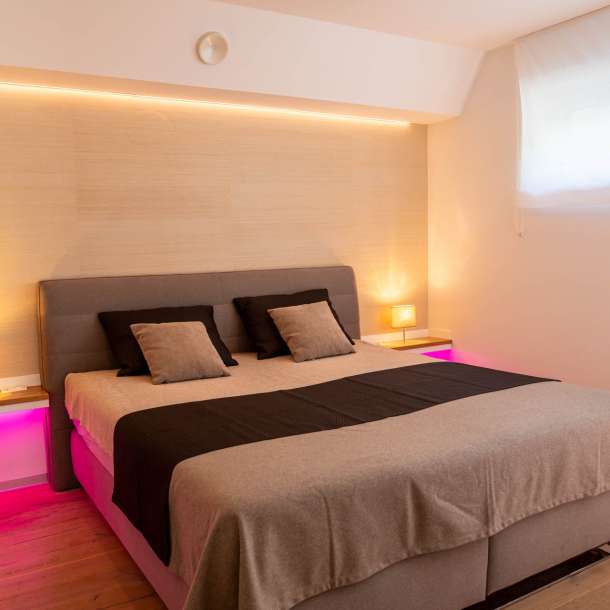 Schlafzimmer Abendgold in Ferienwohnung mit Infinity-Pool am Bodensee