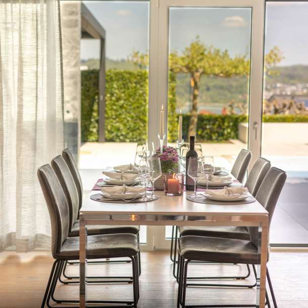 Esszimmer mit Poolblick in FeWo am Bodensee