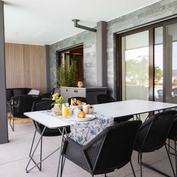 Frühstücken am Pool in Fewo am Bodensee