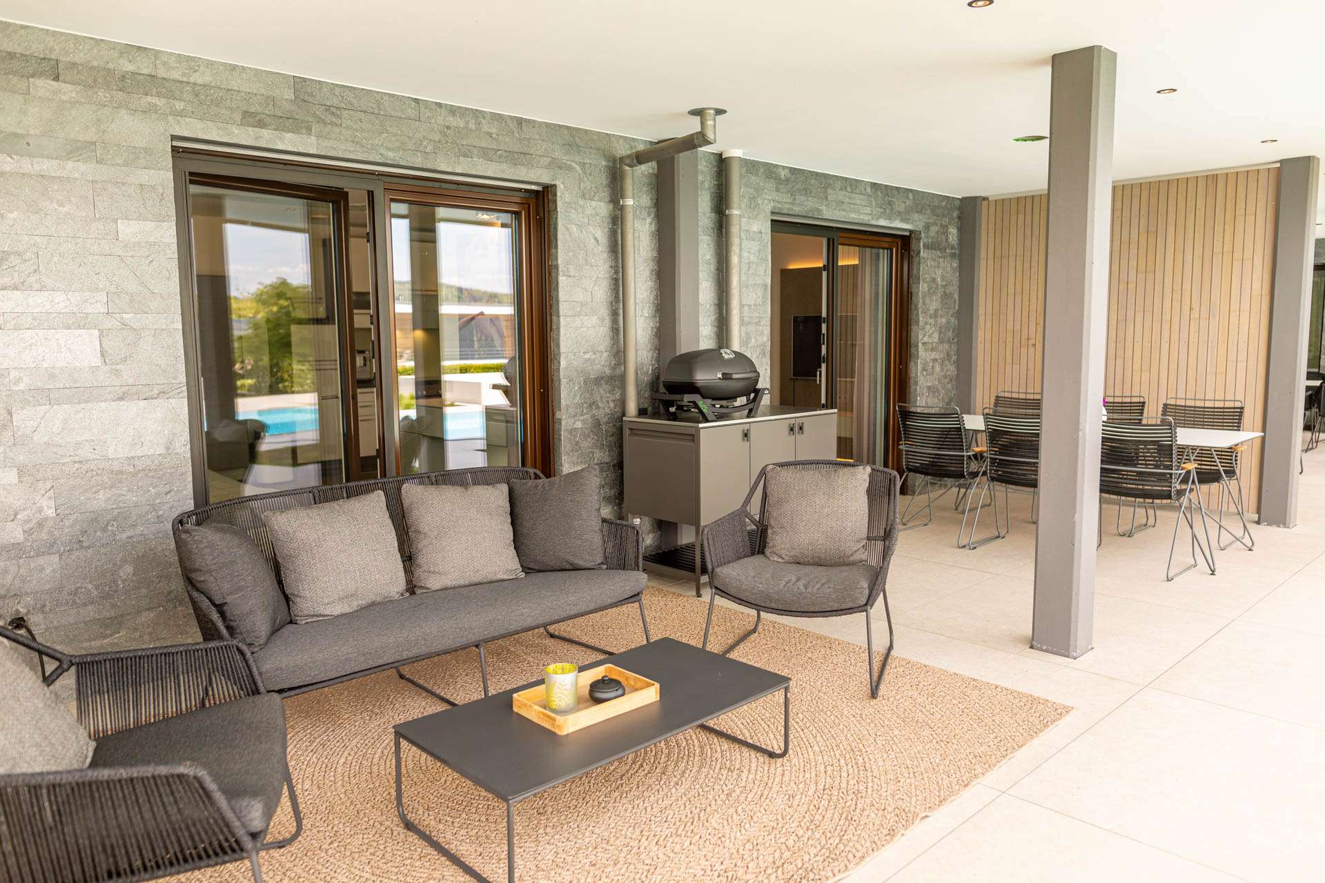 Überdachte Terrasse Paradisio Poolsuite Sundeck