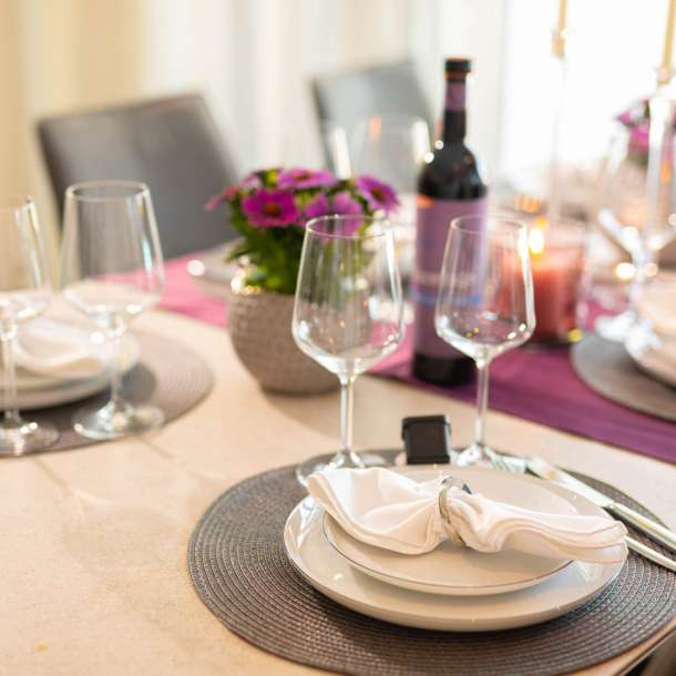 Esszimmer mit Poolblick in FeWo am Bodensee