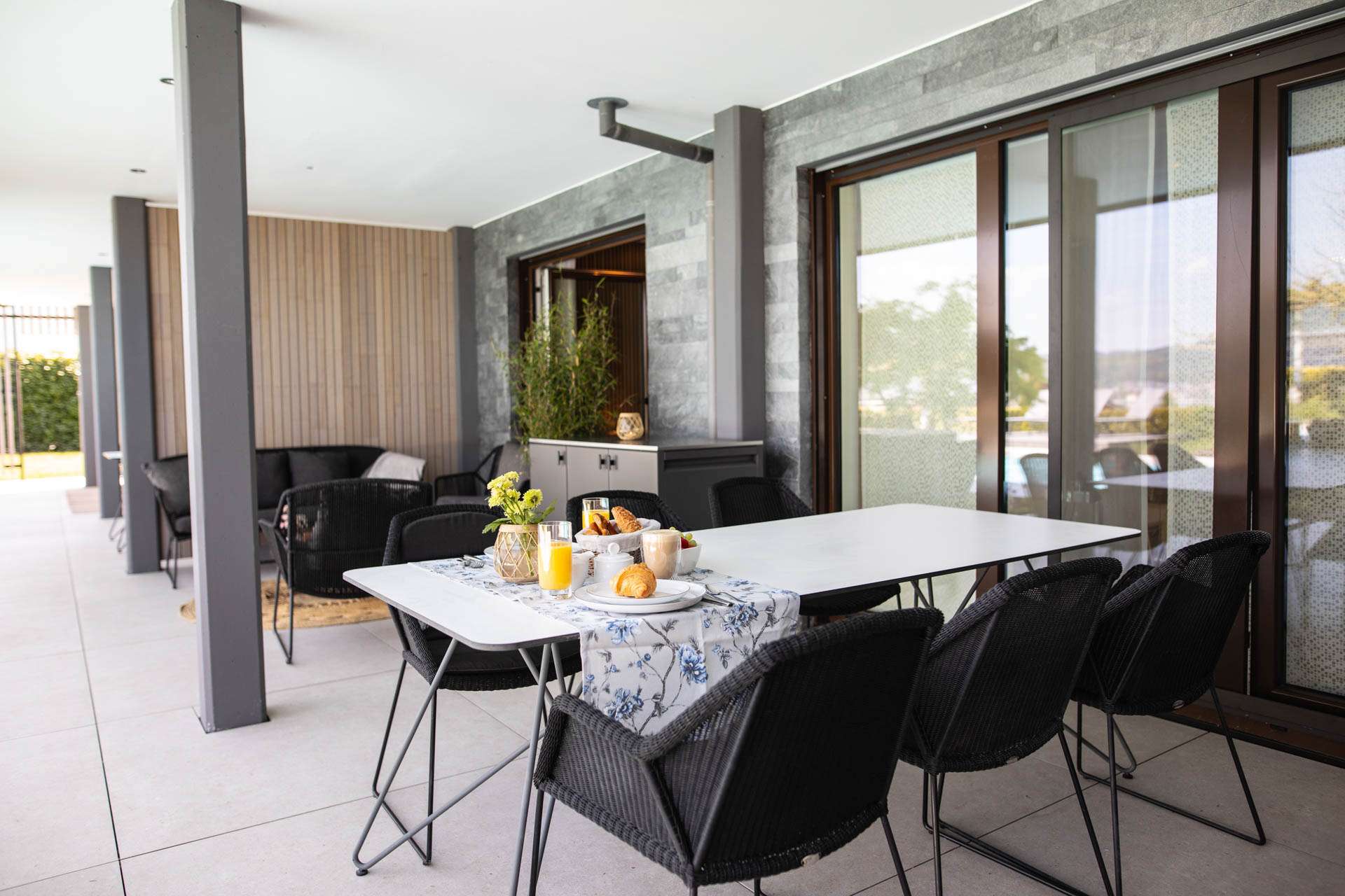 Überdachte Terrasse Paradisio Poolsuite Summergold