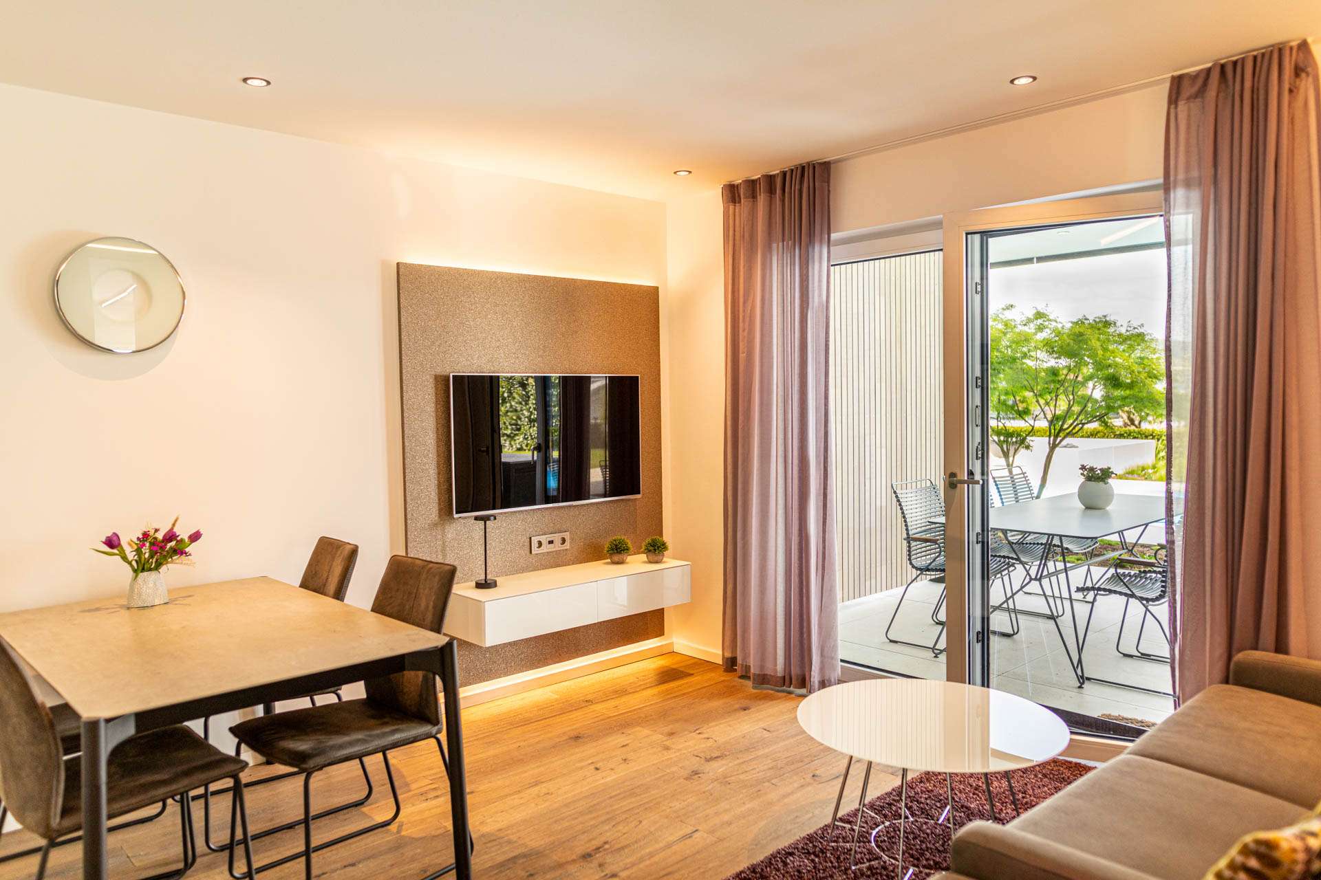 Wohn- und Essbereich Paradisio Poolsuite Sundeck